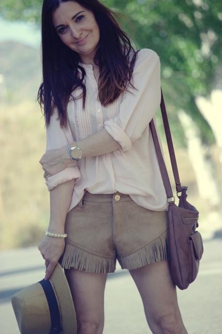 chicwish: shorts de ante y flecos