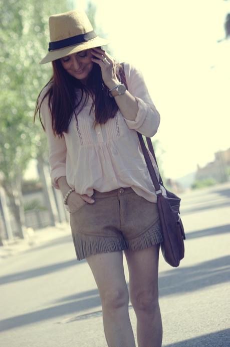 chicwish: shorts de ante y flecos