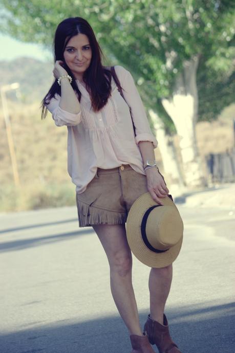 chicwish: shorts de ante y flecos