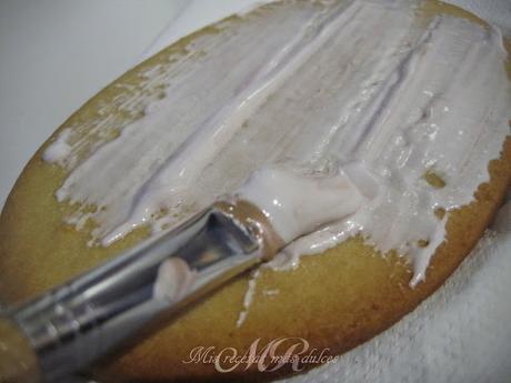 GALLETA DECORADA 2D, CHICA SENTADA EN ASIENTO DE MIMBRE (TUTORIAL)