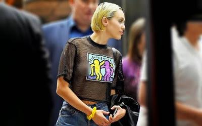 Miley Cyrus pasea sin sostén por Nueva York