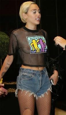 Miley Cyrus pasea sin sostén por Nueva York