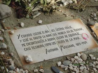 Ante la tumba de un poeta