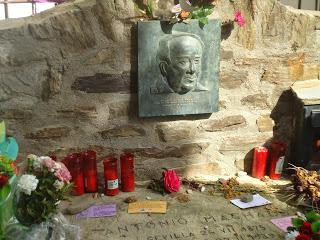 Ante la tumba de un poeta