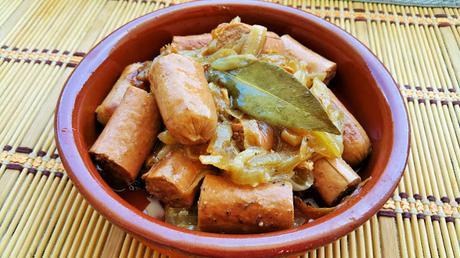 Salchichas vegetales con salsa de cebolla