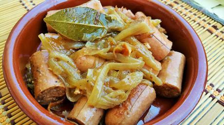 Salchichas vegetales con salsa de cebolla