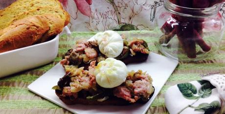 Tosta de pollo, setas y huevo con salsa de mostaza