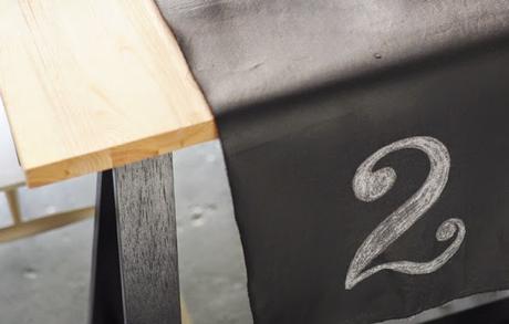 Una mesa primaveral decorada con pizarra y macetas