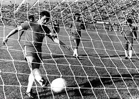 Francisco Valdés marca el gol de la victoria de Chile.