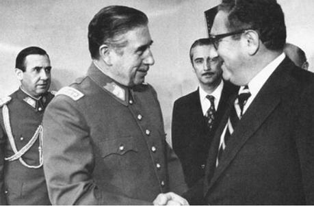 Pinochet saludando al secretario de Estado norteamericano, Henry Kissinger