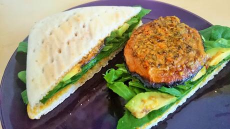 Sándwich vegano de champiñones y espinacas con margarina especiada