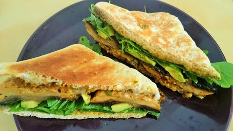 Sándwich vegano de champiñones y espinacas con margarina especiada