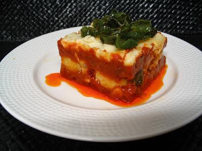 TIMBAL DE TACOS DE BACALAO CON SALSA DE TOMATE Y PURÉ DE PATATAS