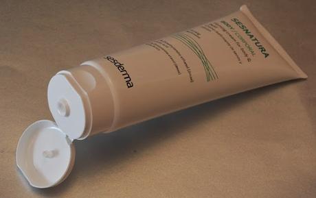 Una silueta perfecta con la crema reafirmante de senos y cuerpo “Sesnatura” de SESDERMA