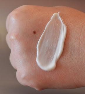 Una silueta perfecta con la crema reafirmante de senos y cuerpo “Sesnatura” de SESDERMA