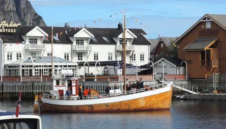 Lofoten: una vez en la vida Velero zarpando del puerto de Svolvaer