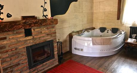Jacuzzi y chimenea en la suite