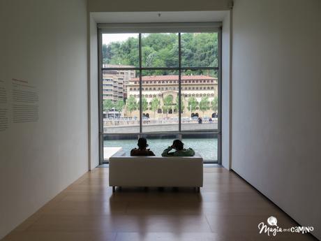 Un bebé suelto en el Museo Guggenheim de Bilbao 12-16