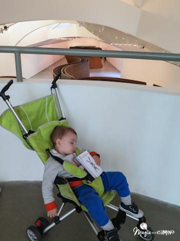 Un bebé suelto en el Museo Guggenheim de Bilbao 12-15