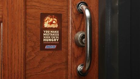 Snickers convierte los errores de la calle en un soporte publicitario #HungryMistakes