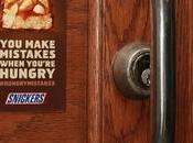 Snickers convierte errores calle soporte publicitario #HungryMistakes
