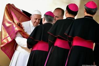 Papa Francisco llama obispos enfrentar corrupción sin timidez.
