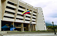 Precisa la Sala que el avocamiento no es un medio de gravamen o de impugnación, y que constituye, según lo establecido en la Ley Orgánica del Tribunal Supremo de Justicia, una facultad que tienen las Salas del Tribunal Supremo de Justicia para, de ofic...