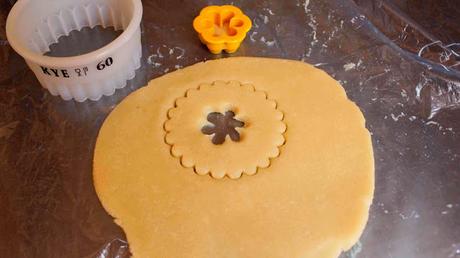 Galletas de mantequilla rellenas de mermelada de fresas