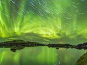 Auroras rastros estrellas sobre Islandia