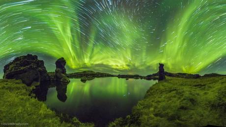 Auroras y rastros de estrellas sobre Islandia