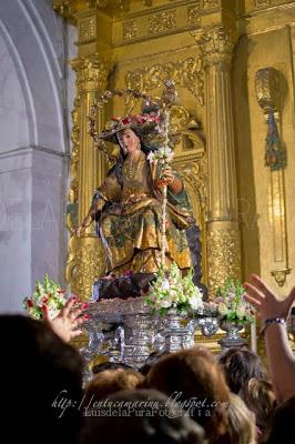 Galería fotográfica del Devoto Besamanos de la Divina Pastora y traslado al camarín en Solemne Procesión Claustral