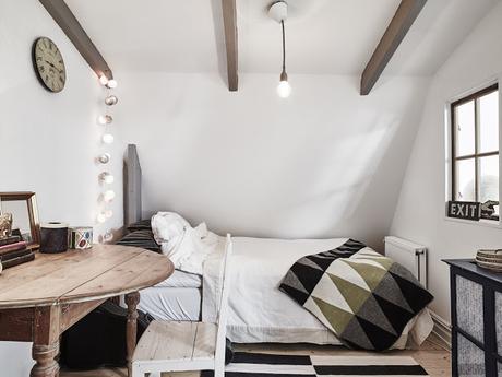 PIEZAS VINTAGE DE MADERA Y UNA GUITARRA COLGADA EN LA FACHADA