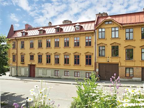 PIEZAS VINTAGE DE MADERA Y UNA GUITARRA COLGADA EN LA FACHADA