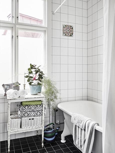 PIEZAS VINTAGE DE MADERA Y UNA GUITARRA COLGADA EN LA FACHADA