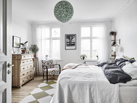 PIEZAS VINTAGE DE MADERA Y UNA GUITARRA COLGADA EN LA FACHADA