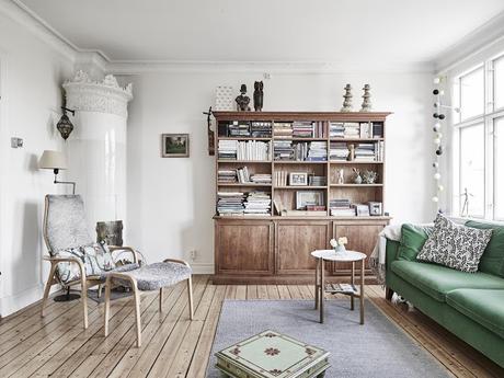 PIEZAS VINTAGE DE MADERA Y UNA GUITARRA COLGADA EN LA FACHADA