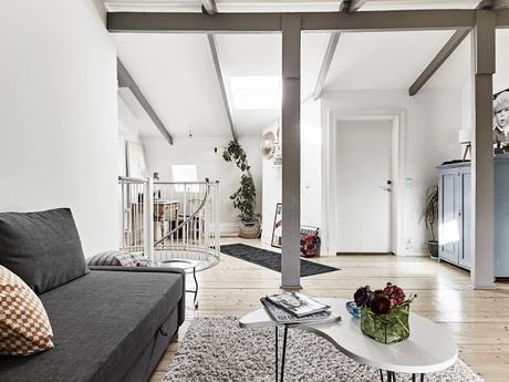 PIEZAS VINTAGE DE MADERA Y UNA GUITARRA COLGADA EN LA FACHADA