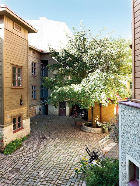PIEZAS VINTAGE DE MADERA Y UNA GUITARRA COLGADA EN LA FACHADA