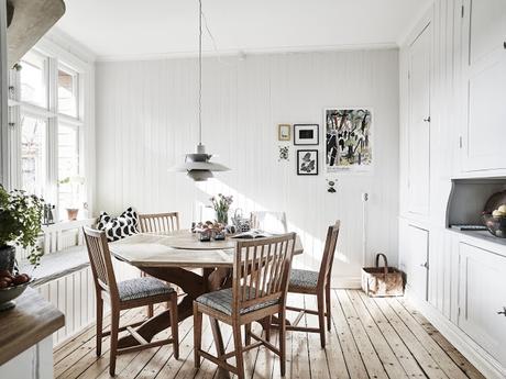 PIEZAS VINTAGE DE MADERA Y UNA GUITARRA COLGADA EN LA FACHADA