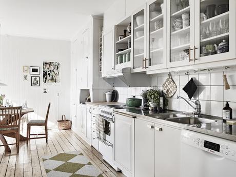 PIEZAS VINTAGE DE MADERA Y UNA GUITARRA COLGADA EN LA FACHADA