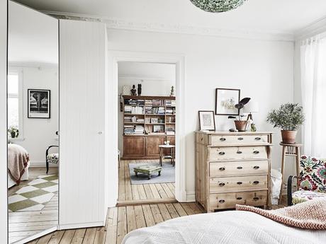 PIEZAS VINTAGE DE MADERA Y UNA GUITARRA COLGADA EN LA FACHADA