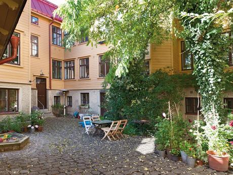 PIEZAS VINTAGE DE MADERA Y UNA GUITARRA COLGADA EN LA FACHADA