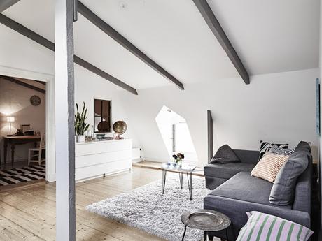 PIEZAS VINTAGE DE MADERA Y UNA GUITARRA COLGADA EN LA FACHADA