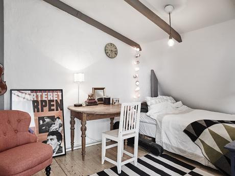 PIEZAS VINTAGE DE MADERA Y UNA GUITARRA COLGADA EN LA FACHADA