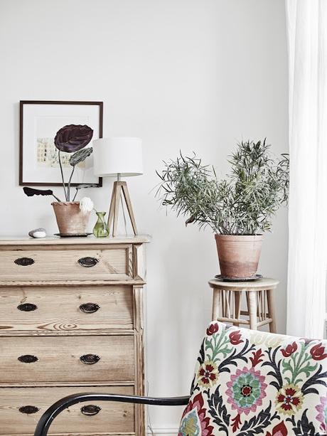 PIEZAS VINTAGE DE MADERA Y UNA GUITARRA COLGADA EN LA FACHADA
