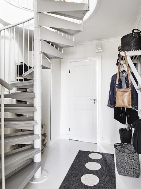 PIEZAS VINTAGE DE MADERA Y UNA GUITARRA COLGADA EN LA FACHADA