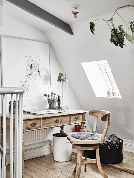 PIEZAS VINTAGE DE MADERA Y UNA GUITARRA COLGADA EN LA FACHADA