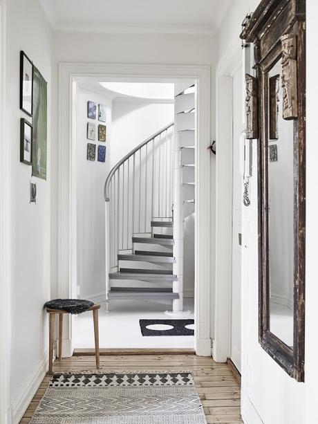 PIEZAS VINTAGE DE MADERA Y UNA GUITARRA COLGADA EN LA FACHADA