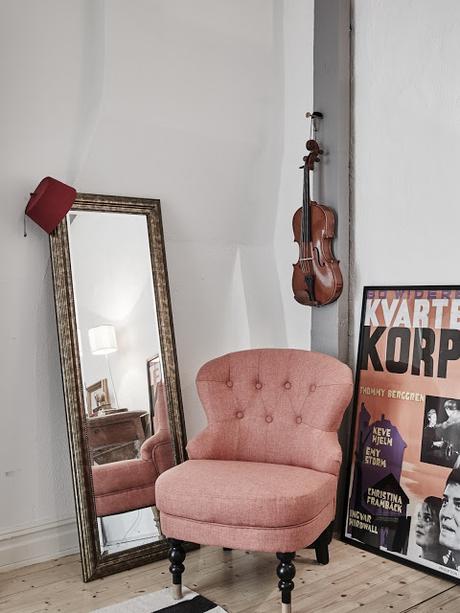 PIEZAS VINTAGE DE MADERA Y UNA GUITARRA COLGADA EN LA FACHADA