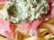 Macarrones pesto pistacho calabacín salteados salmón